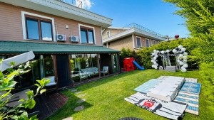 DENİZ MANZARALI YERDEN ISITMALI BÜYÜK BAHÇELİ YENİ VİLLA